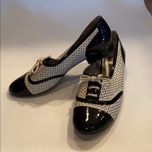 Ann Klein spectator leather shoe